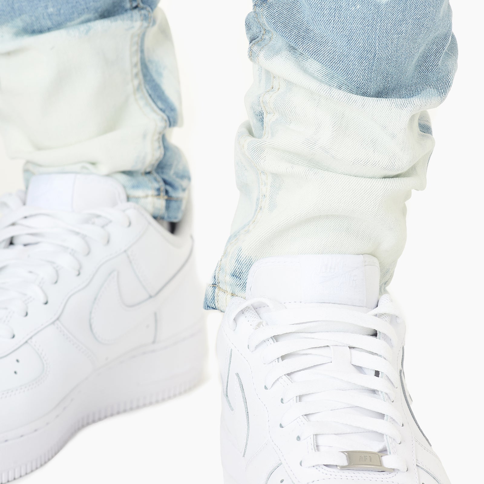 LIGHT SAND WASH JEANS W/ BLEACHED RIP & REPAIR