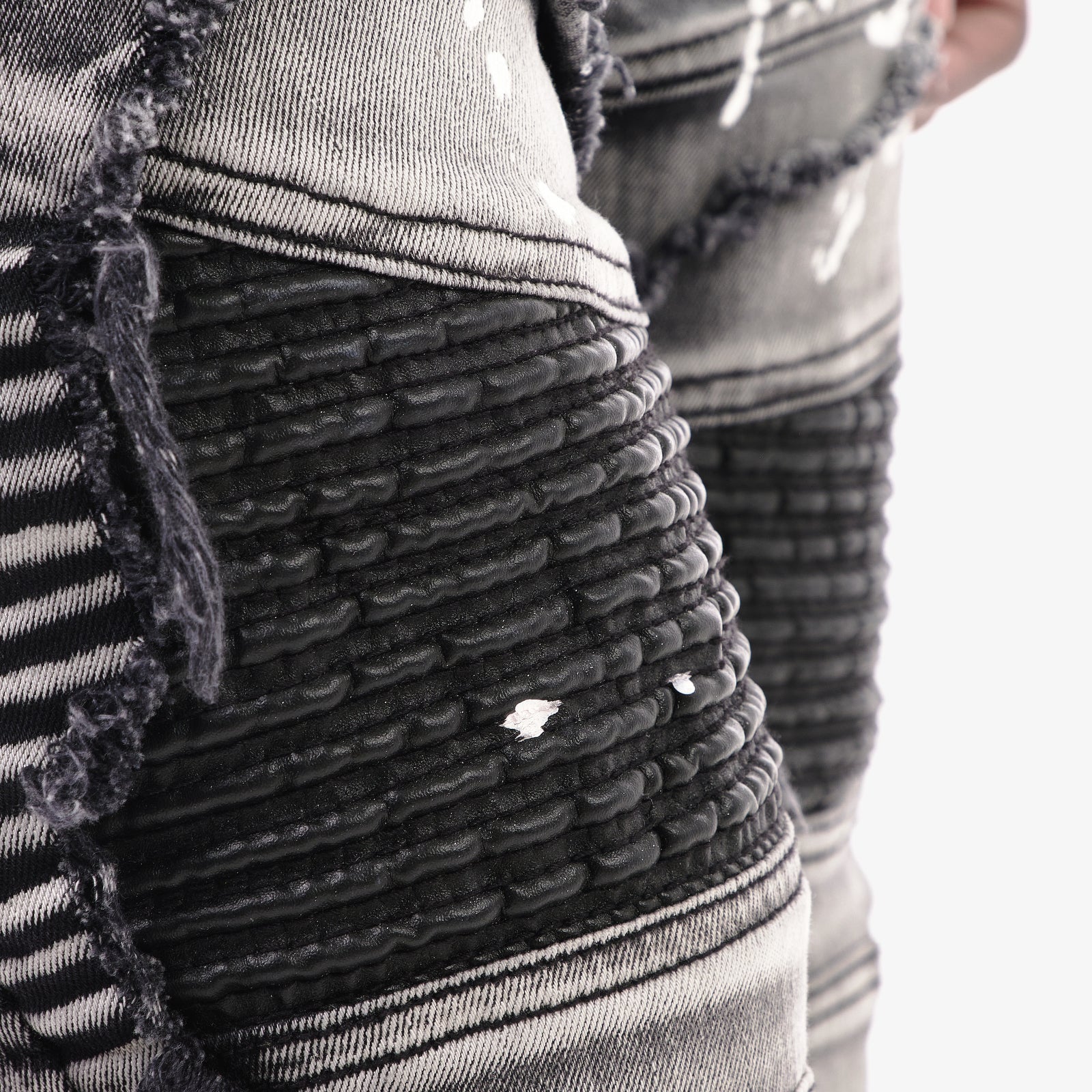 BLACK JEANS W/ MOTO DETAIL