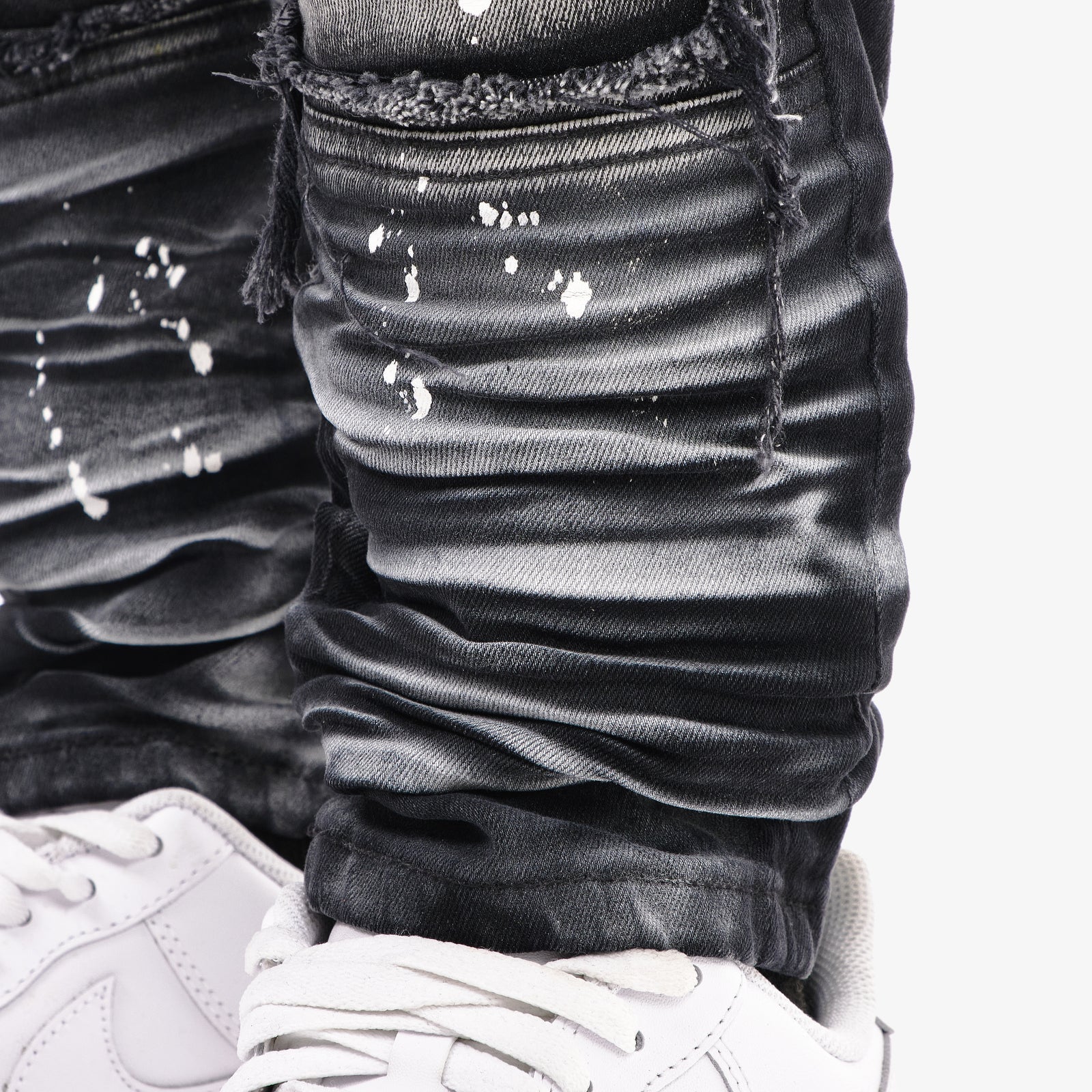 BLACK JEANS W/ MOTO DETAIL