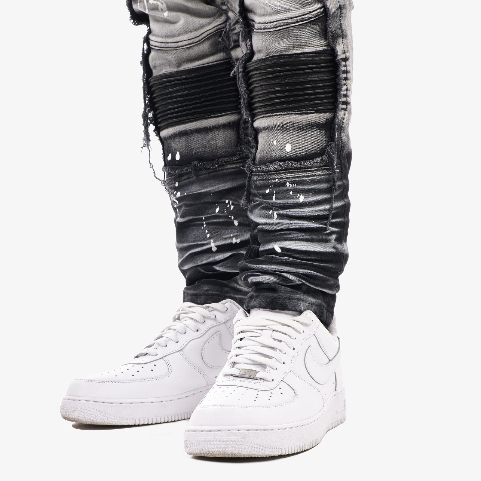 BLACK JEANS W/ MOTO DETAIL