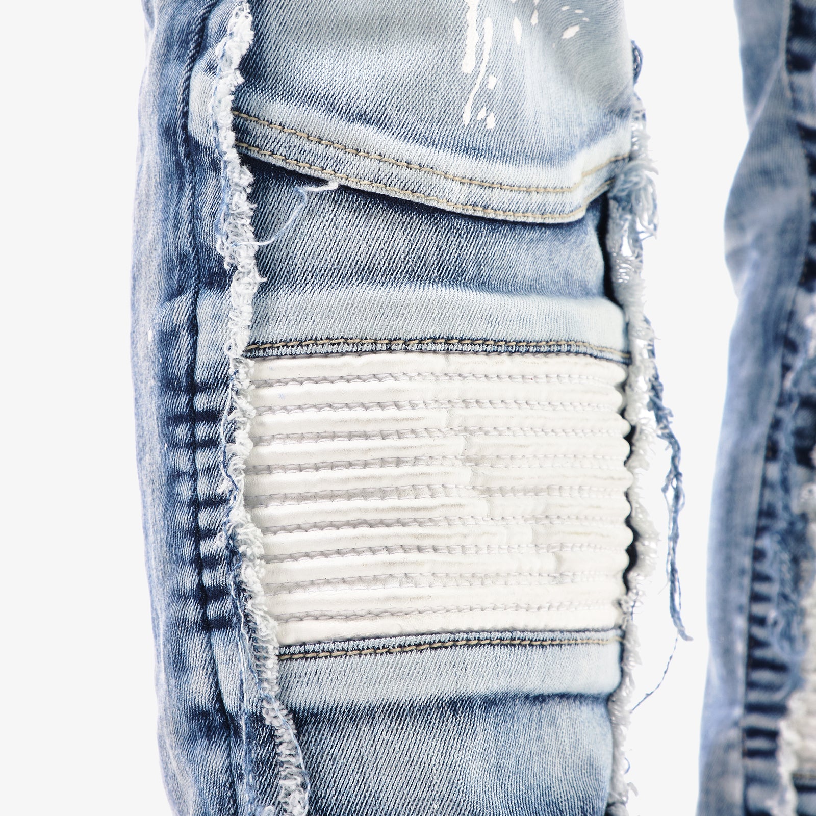 LIGHT SAND BLUE JEANS W/ MOTO DETAIL