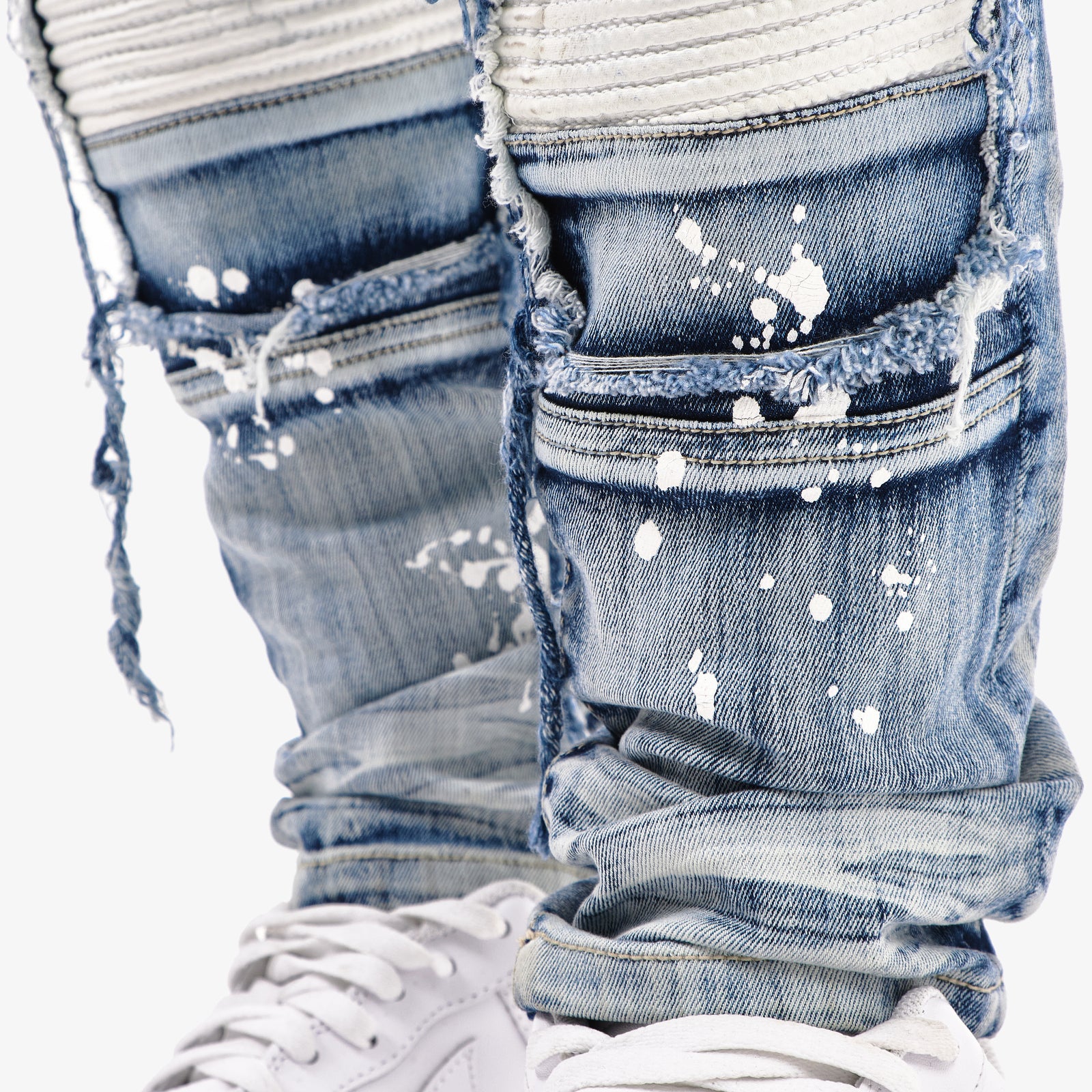 LIGHT SAND BLUE JEANS W/ MOTO DETAIL
