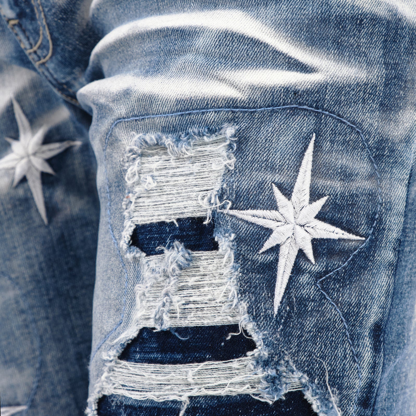 LIGHT SAND BLUE WASHED JEANS W/ STAR EMBROIDERY