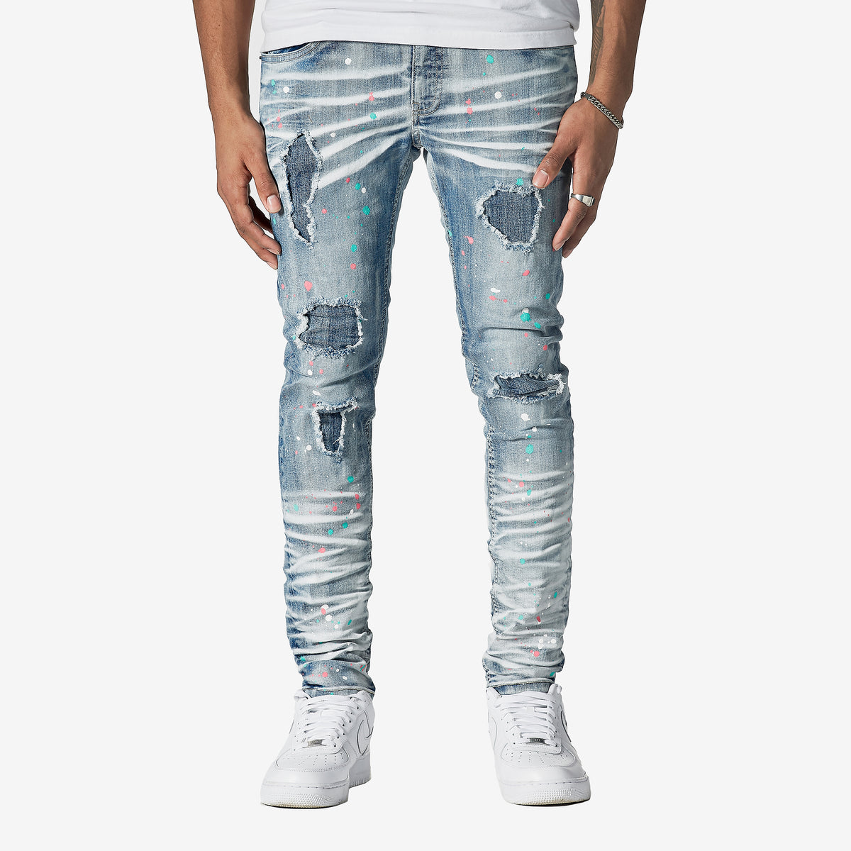 LIGHT SAND BLUE JEANS W/ PAINT SPOT DETAIL