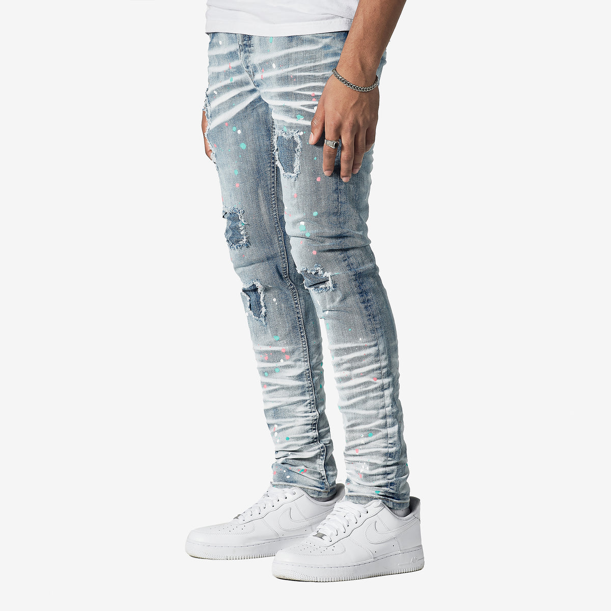 LIGHT SAND BLUE JEANS W/ PAINT SPOT DETAIL