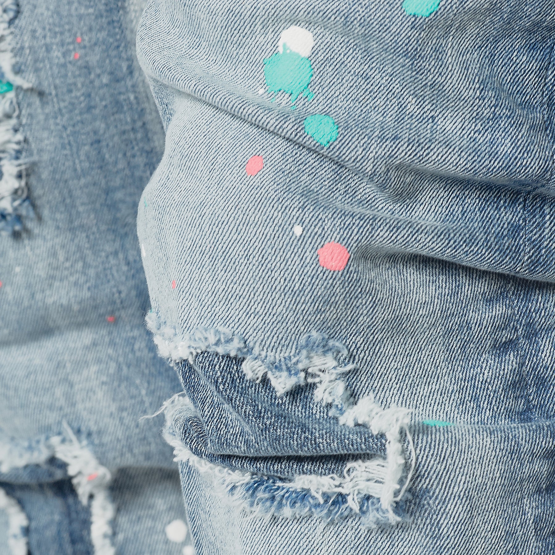 LIGHT SAND BLUE JEANS W/ PAINT SPOT DETAIL