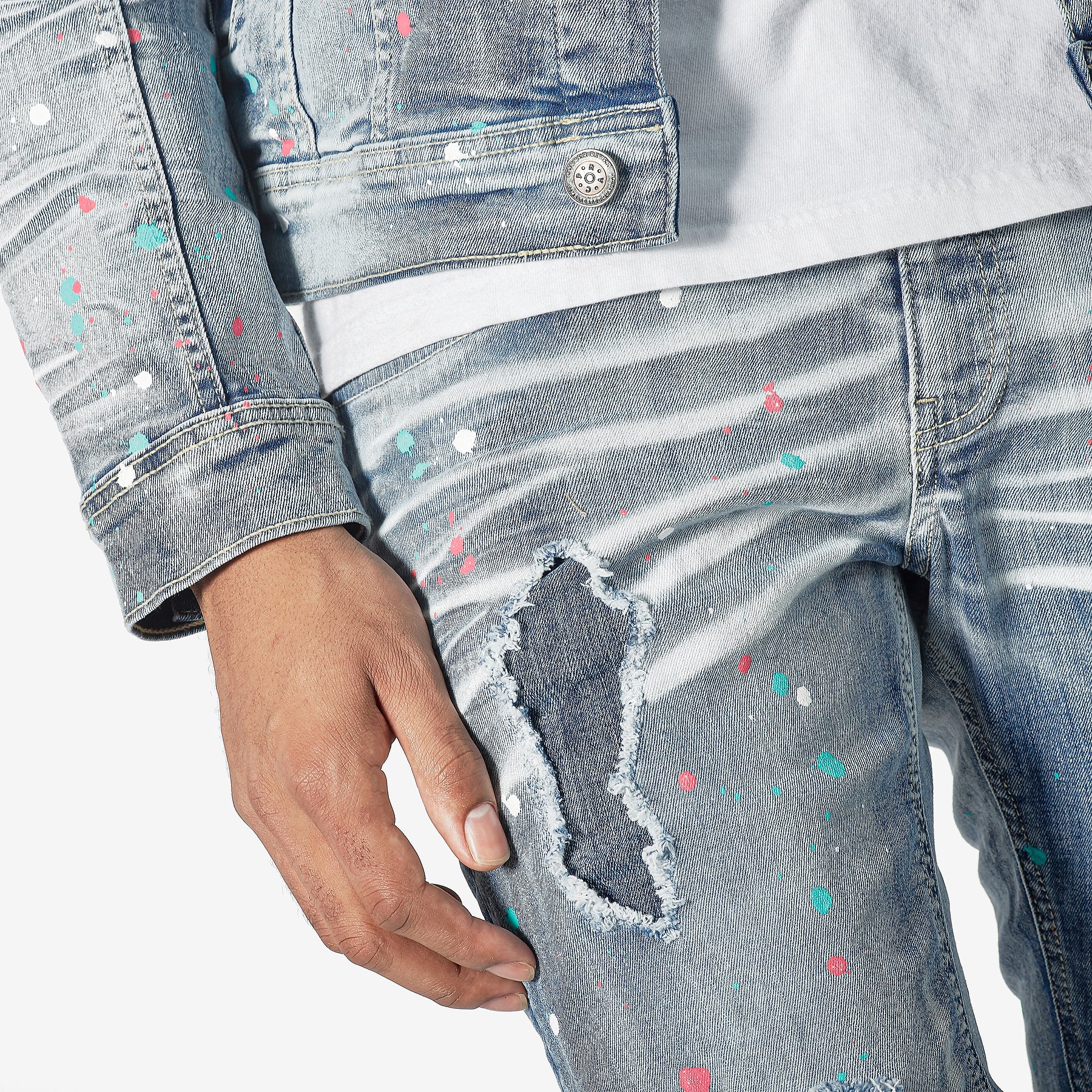 LIGHT SAND BLUE JEANS W/ PAINT SPOT DETAIL