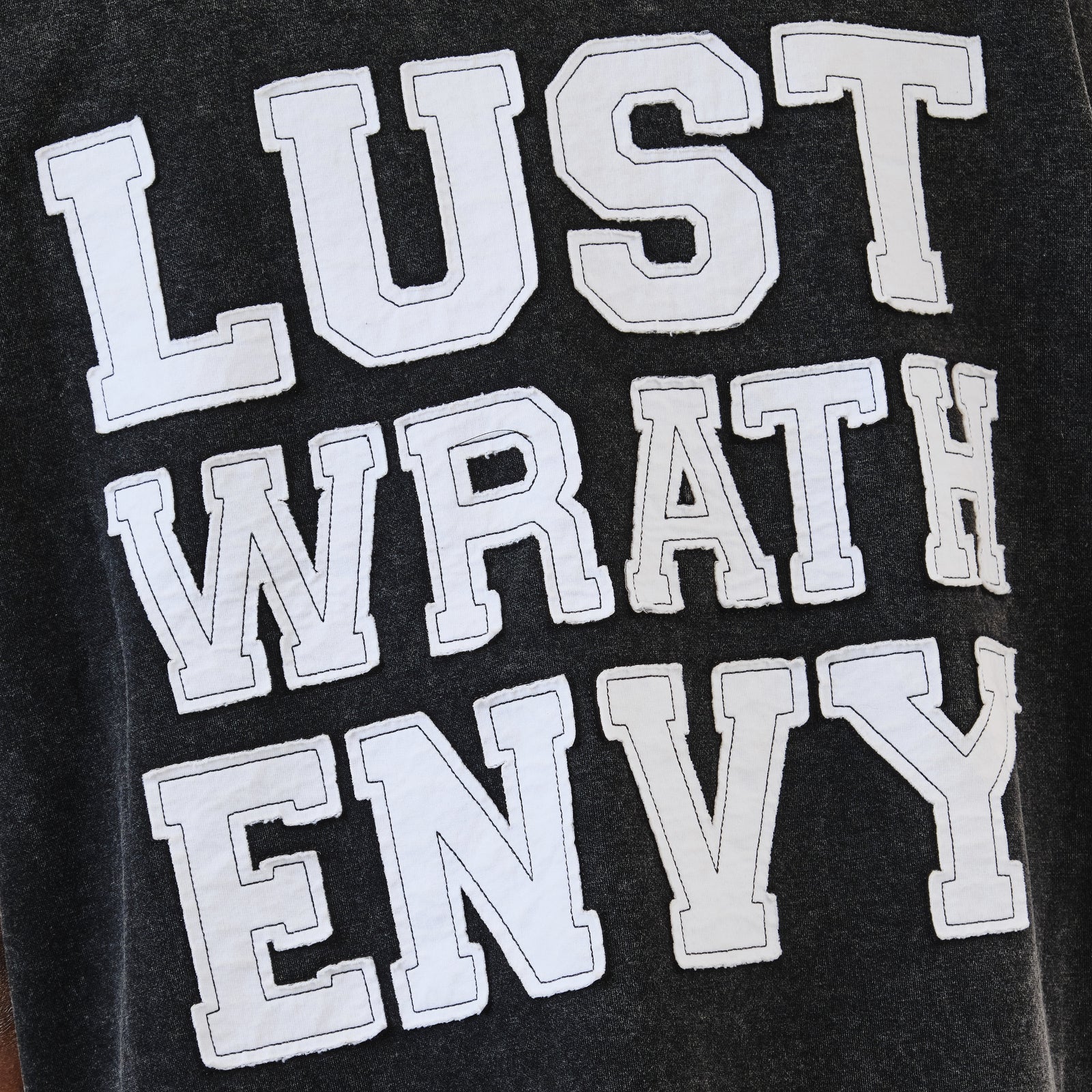 BLACK DESIRES CROP T-SHIRT