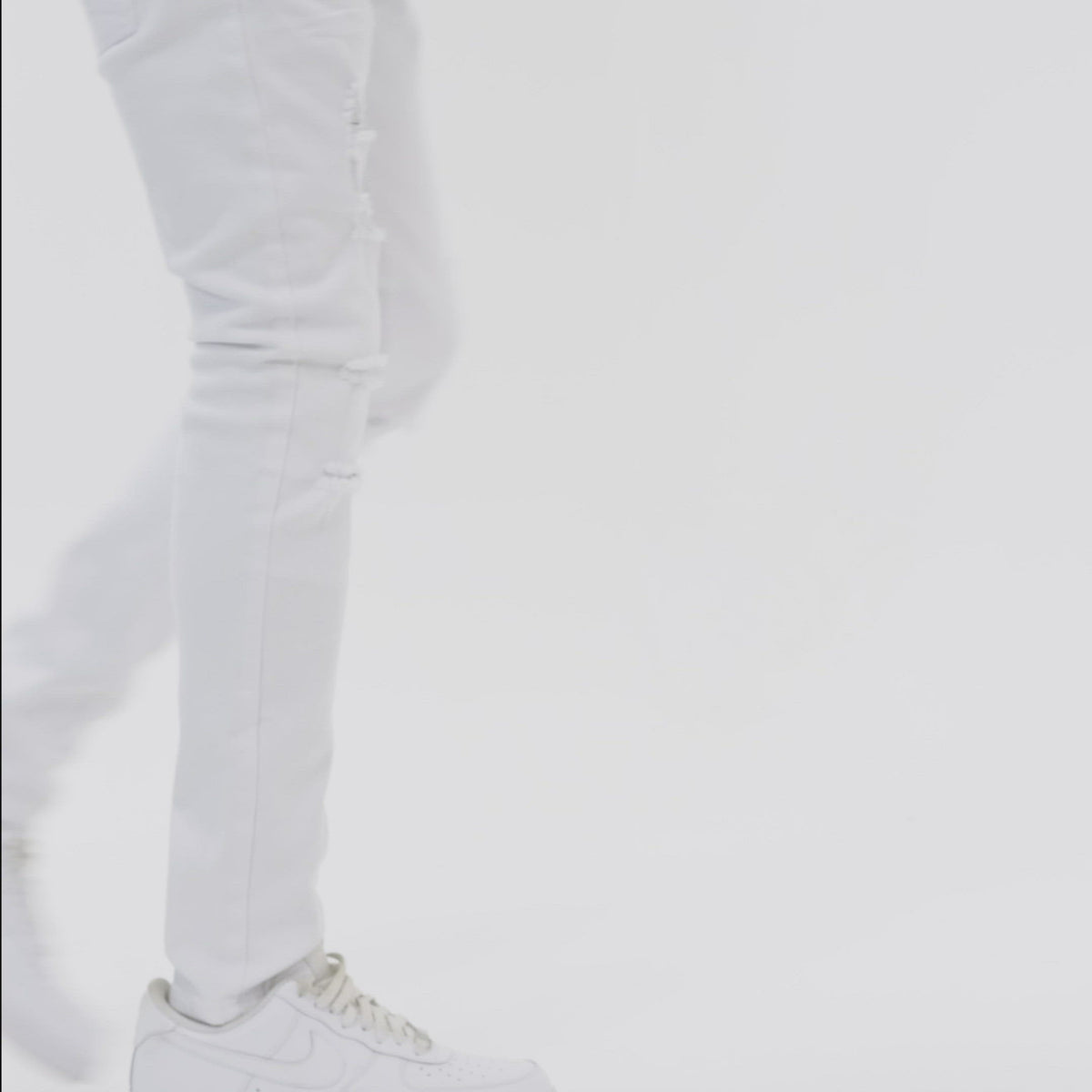 WHITE PANTS WITH RIPS